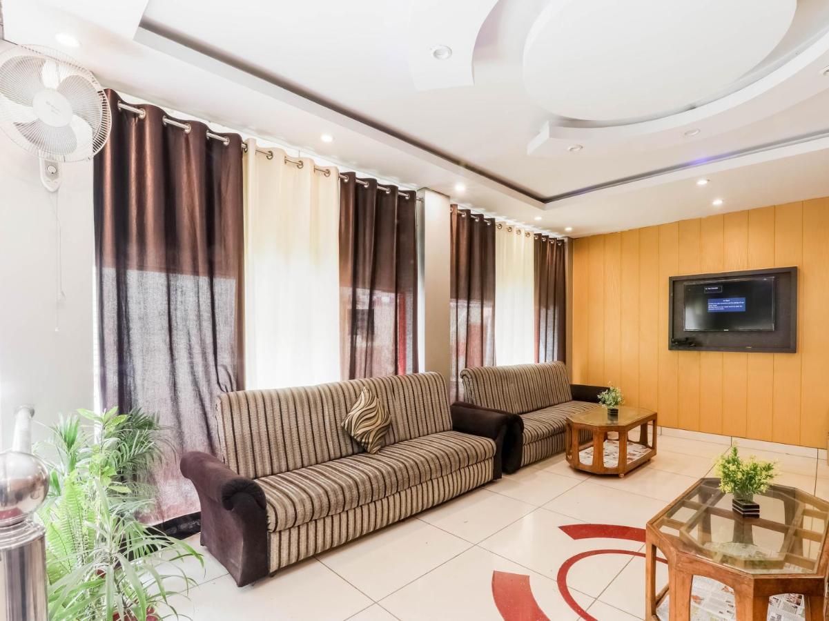 Oyo 79765 Hotel Samrat Lucknow Zewnętrze zdjęcie